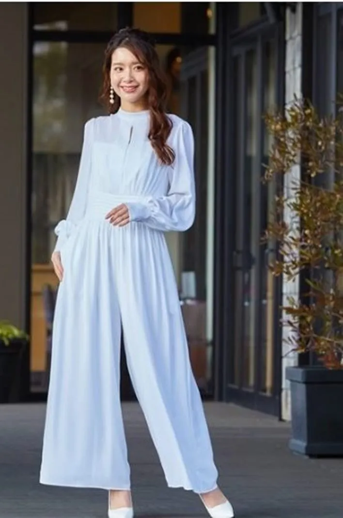 ---Abito da sposa con pantaloni alla moda fatto in chiffon con maniche lunghe a sbuffo, collo alto--