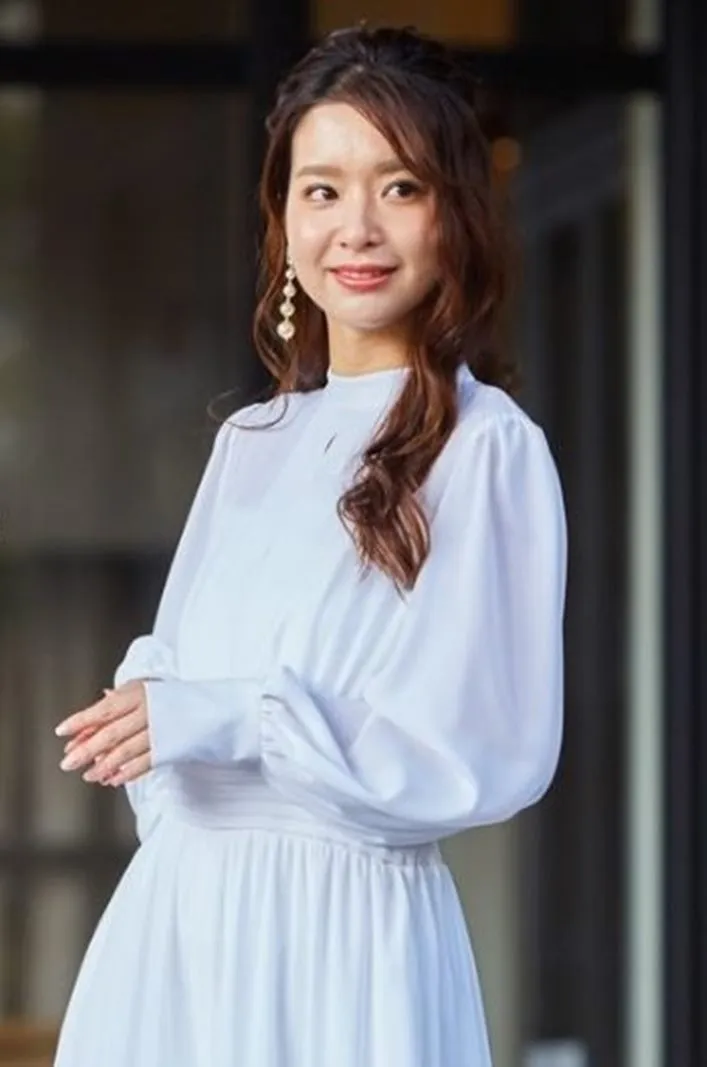 ---Abito da sposa con pantaloni alla moda fatto in chiffon con maniche lunghe a sbuffo, collo alto--
