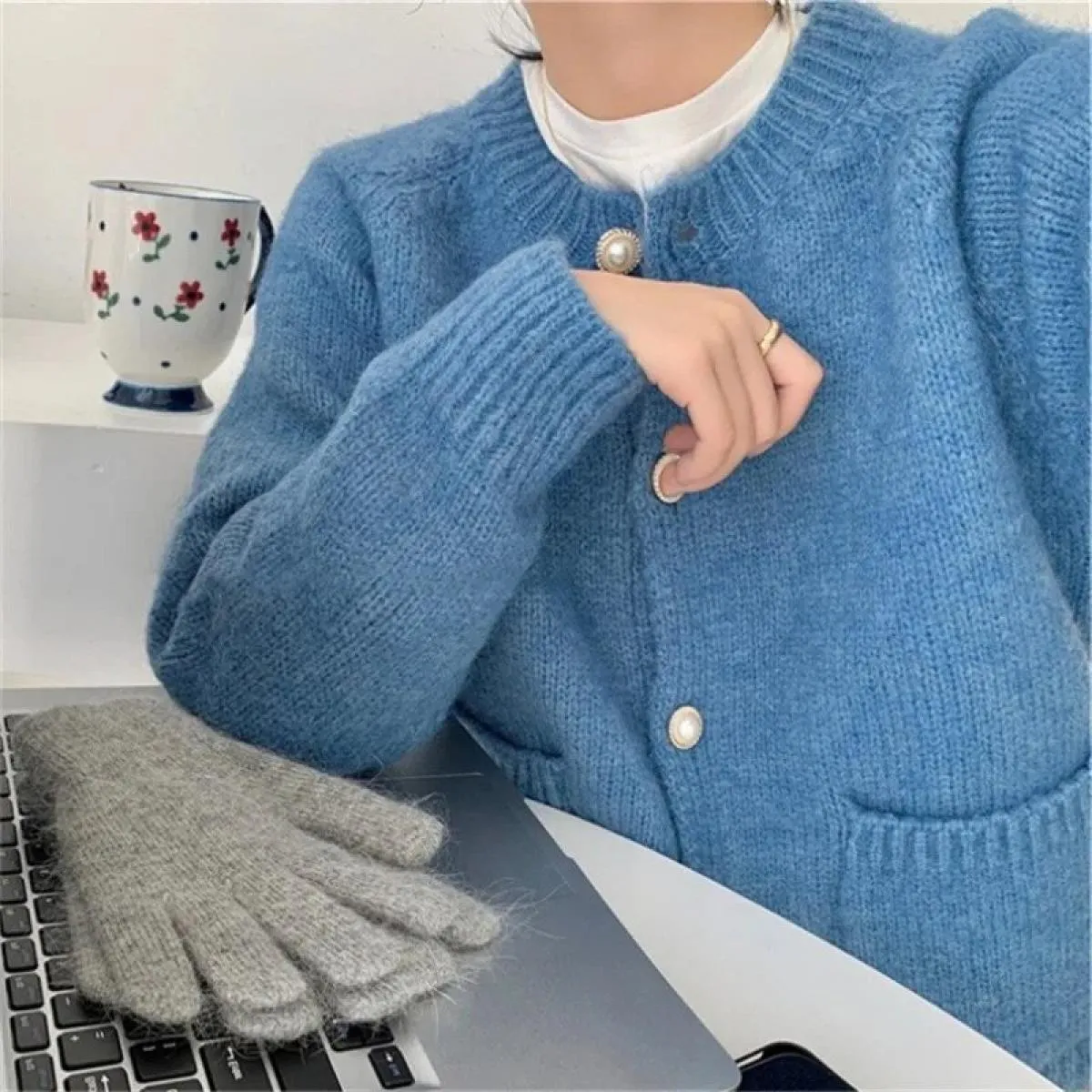 2023 autunno e inverno nuovo cardigan lavorato a maglia con bottoni in perla tinta unita cappotto maglione girocollo femminile a