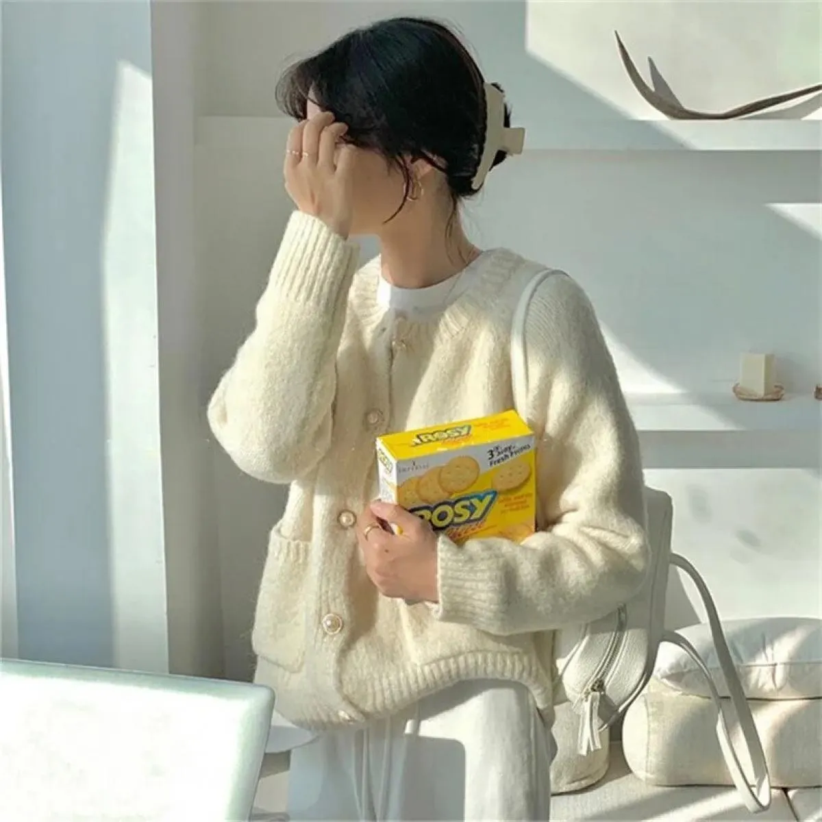 2023 autunno e inverno nuovo cardigan lavorato a maglia con bottoni in perla tinta unita cappotto maglione girocollo femminile a
