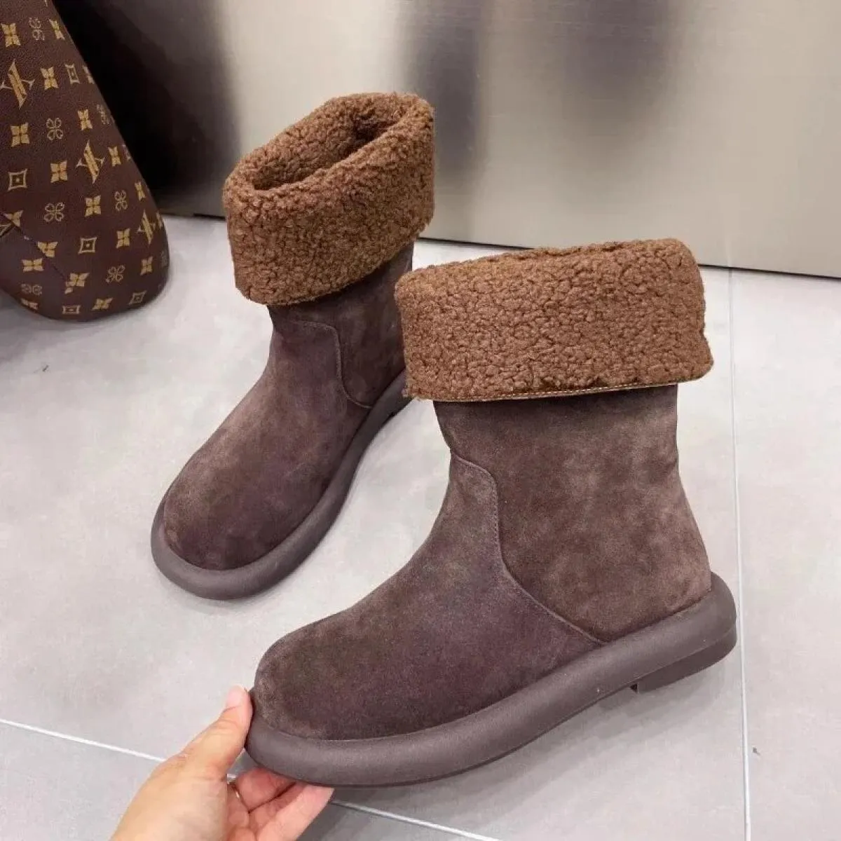 2024 Stivali di pelle scamosciata di moda Punta rotonda da donna Suola spessa Scarpe basse da donna Colore solido caldo di alta