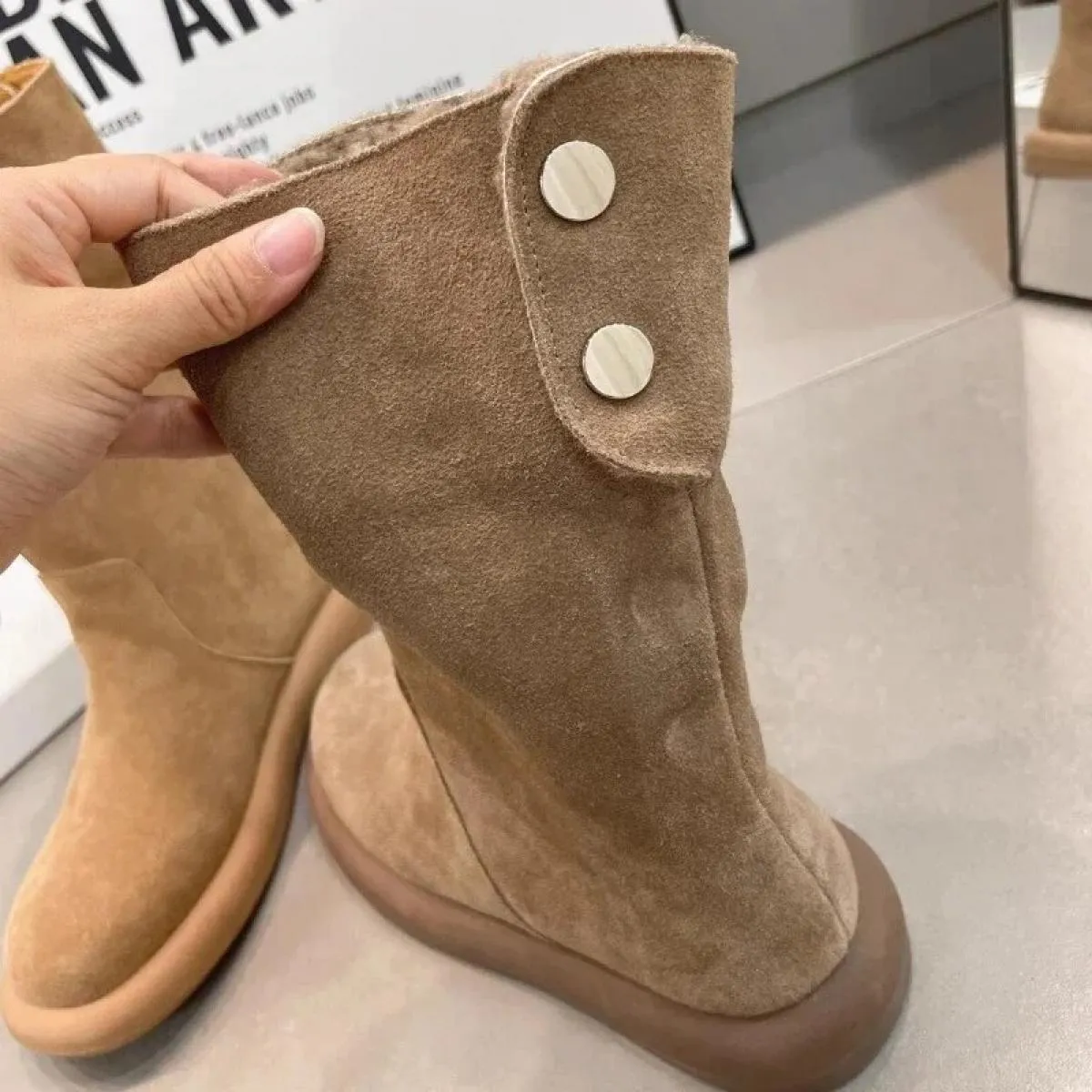 2024 Stivali di pelle scamosciata di moda Punta rotonda da donna Suola spessa Scarpe basse da donna Colore solido caldo di alta
