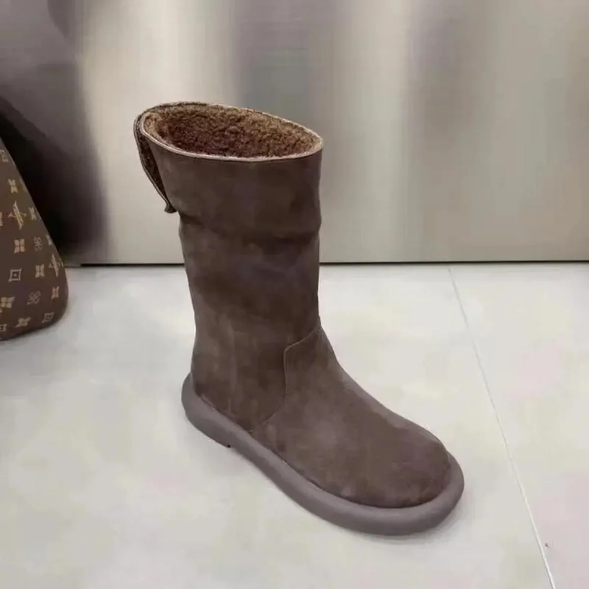 2024 Stivali di pelle scamosciata di moda Punta rotonda da donna Suola spessa Scarpe basse da donna Colore solido caldo di alta