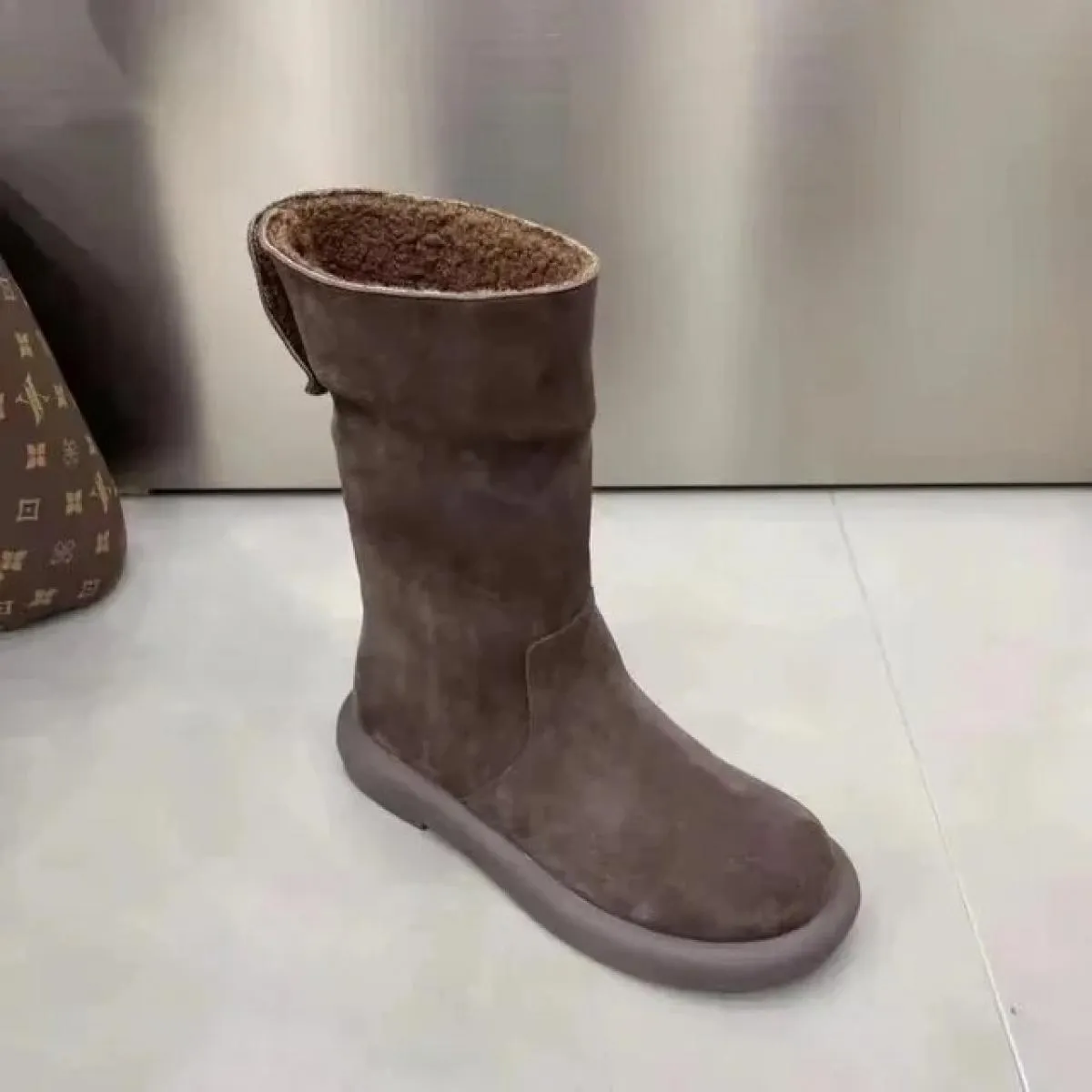 2024 Stivali di pelle scamosciata di moda Punta rotonda da donna Suola spessa Scarpe basse da donna Colore solido caldo di alta