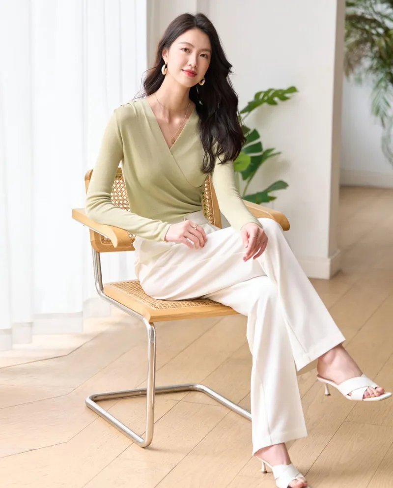 23 Nuovo maglione traspirante Tencel delicato sulla pelle, fresco ed elastico con scollo a V incrociato e modellante per la prot