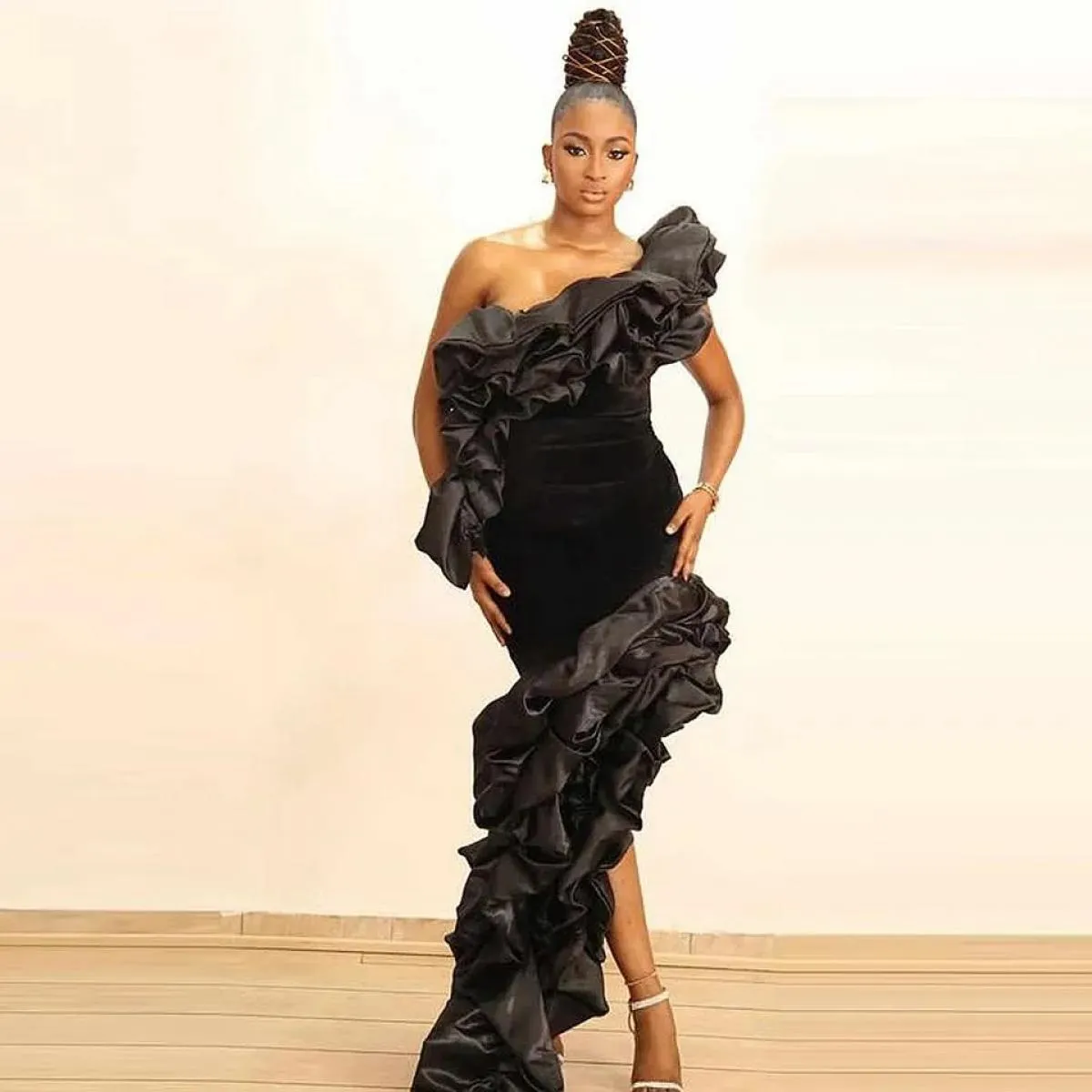 Abiti da ballo asimmetrici neri arruffati alla moda Abito da festa formale stile Aso Ebi Una spalla forma di gala in velluto ner