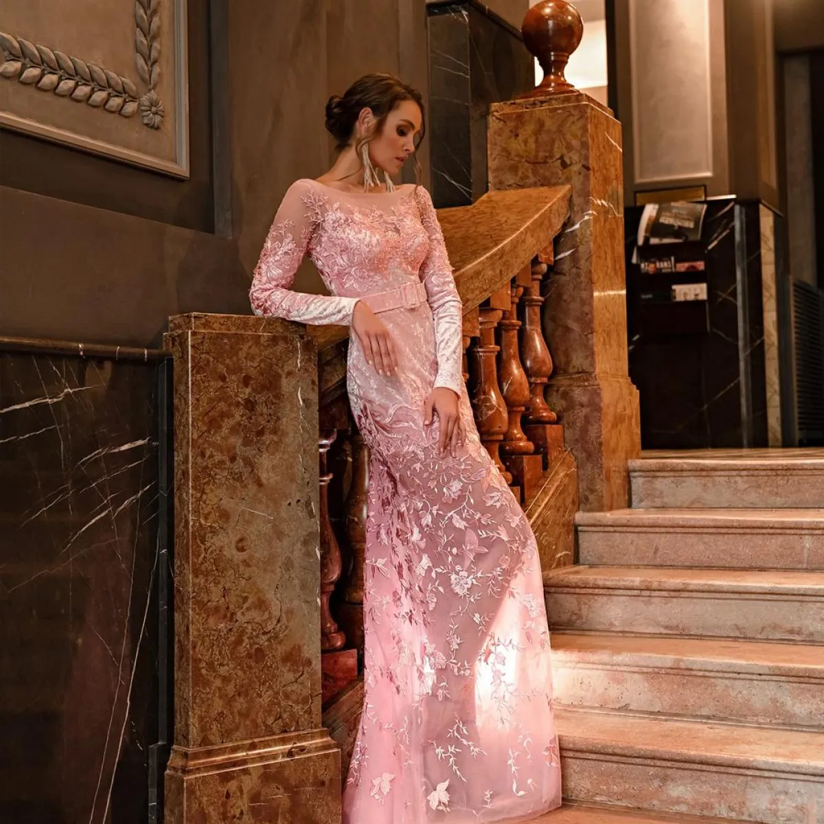 Abiti da sera rosa O collo maniche lunghe formale abito da ballo a sirena abiti da festa in velluto applicazioni lunghezza del p