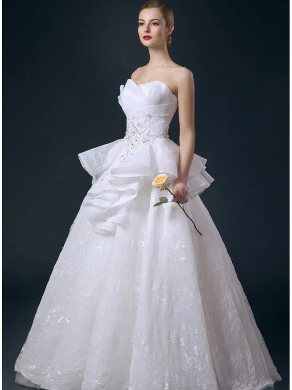 Abito da Sposa online di Pizzo con piccoli volants sulla gonna e decorazione sul corpetto
