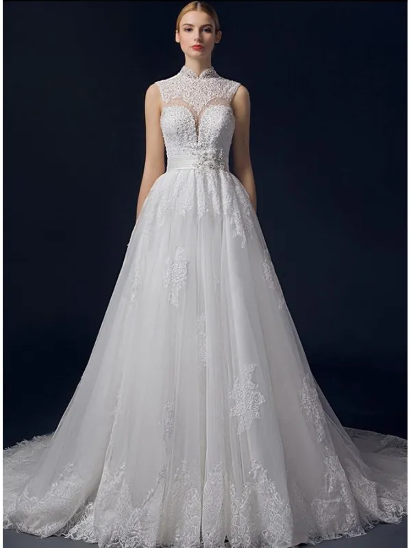 Abito da sposa smanicato con collo coreano in pizzo e gonna in tulle