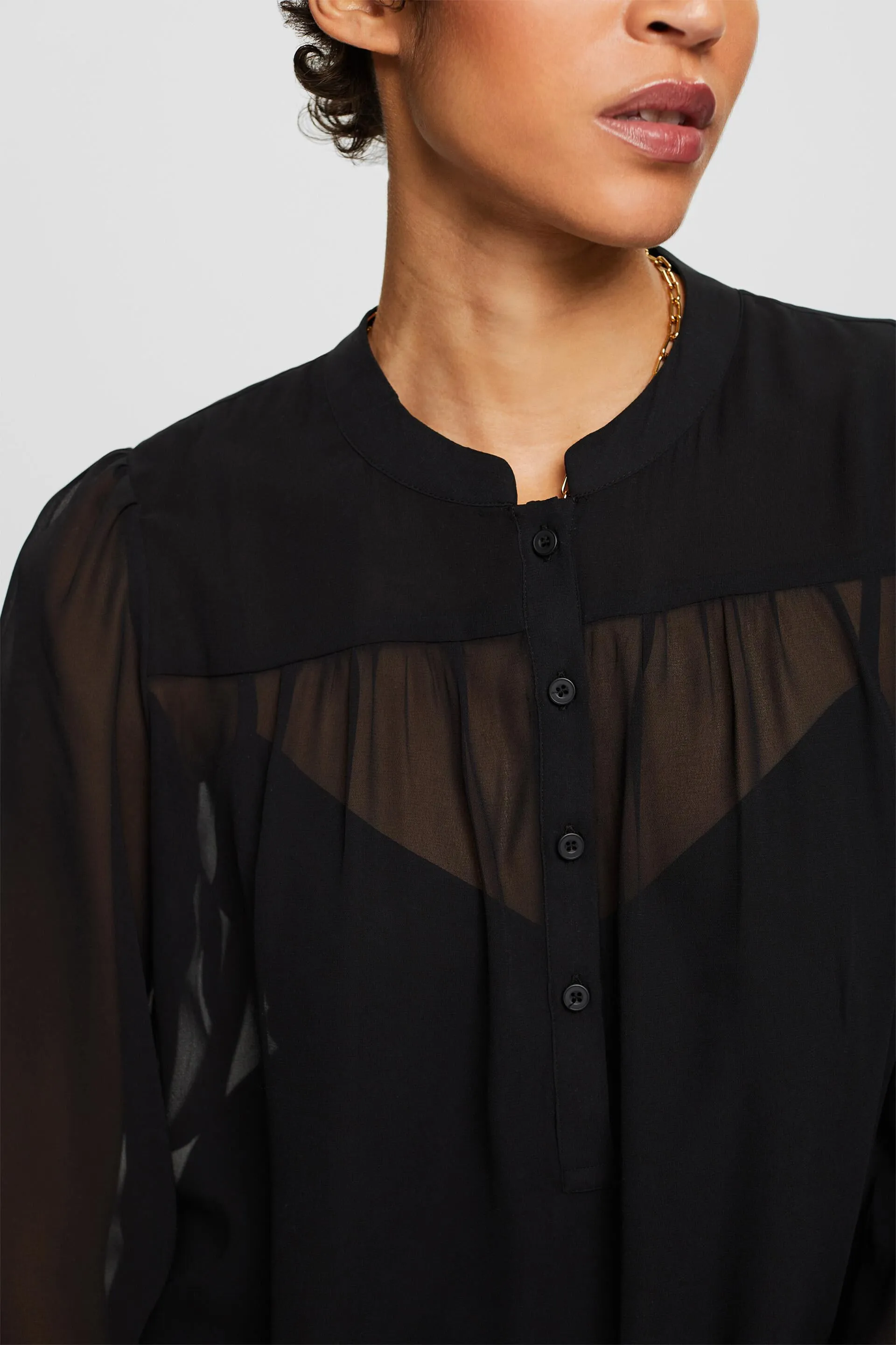 Blusa in chiffon con maniche lunghe
