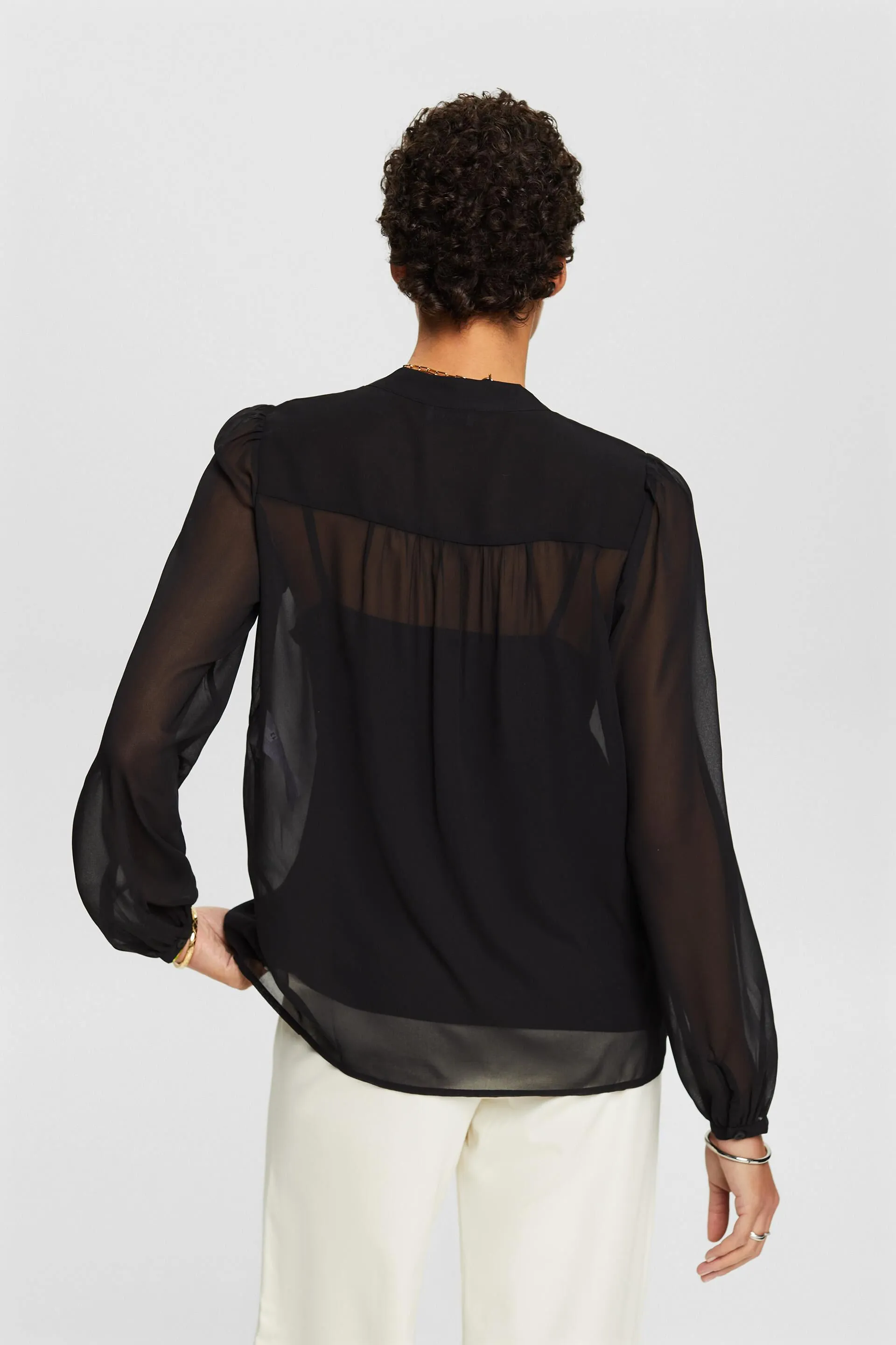 Blusa in chiffon con maniche lunghe