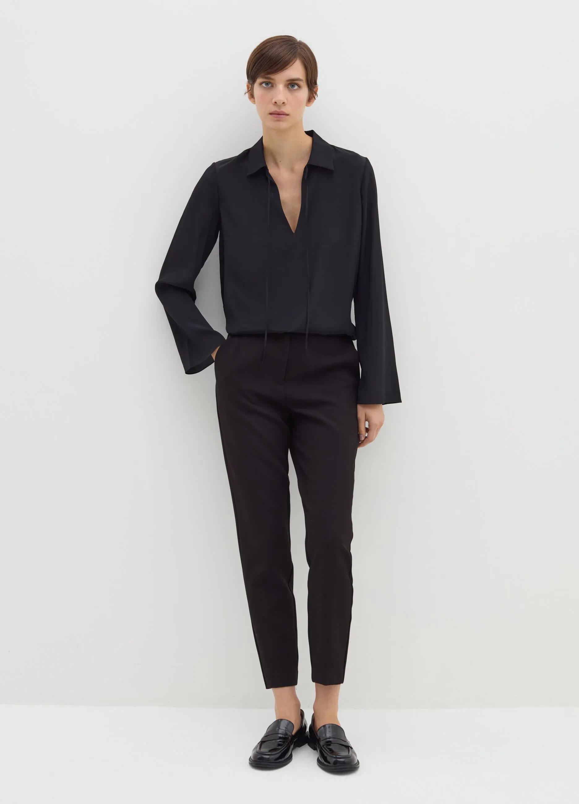 Blusa in crêpe de chine con scollo a polo