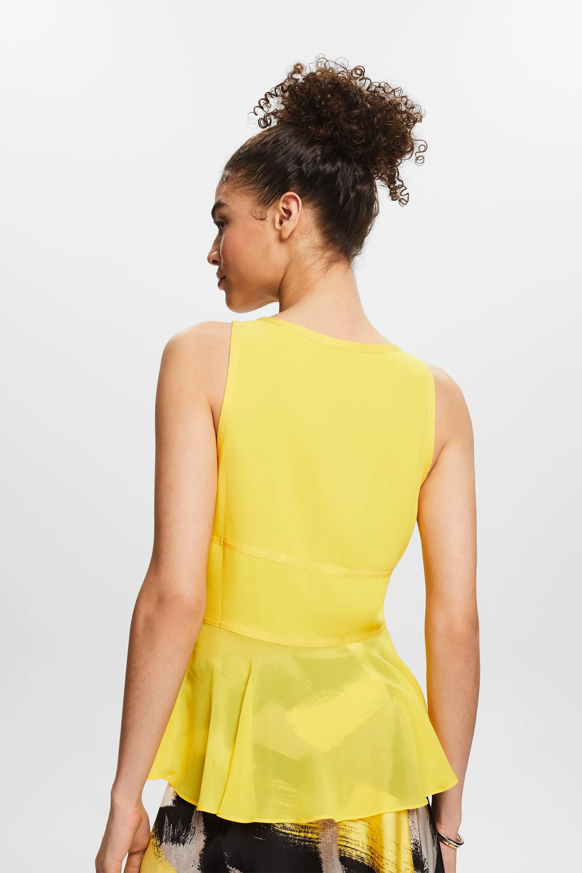 Camicetta di chiffon senza maniche con balza