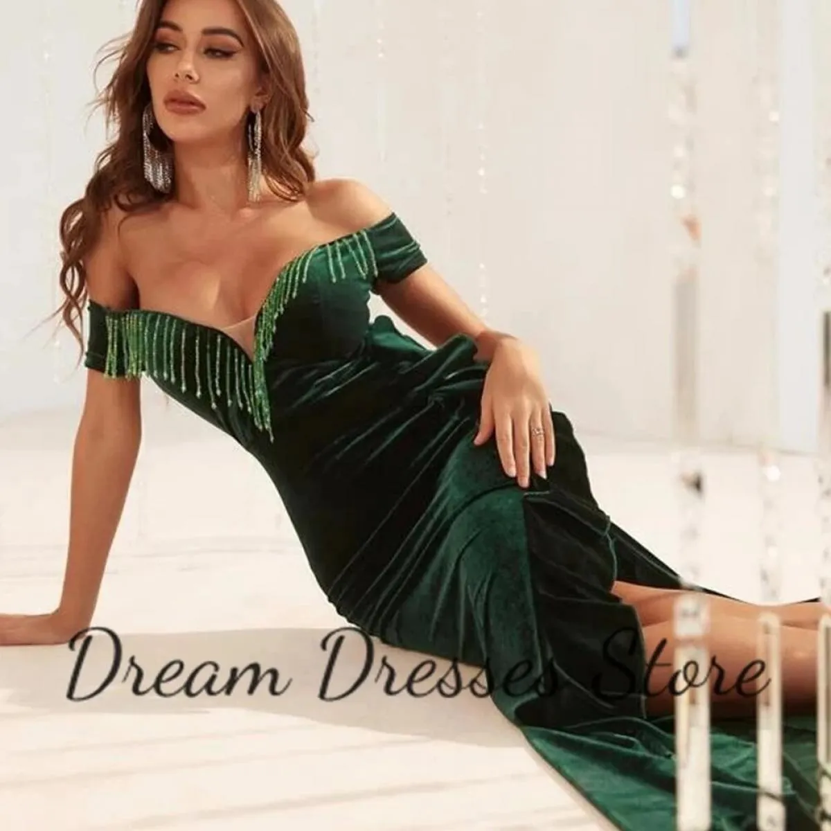 Elegante abito da ballo con scollo a V e spalle scoperte Velluto verde con perline Spacco laterale Sirena Lunghezza pavimento co