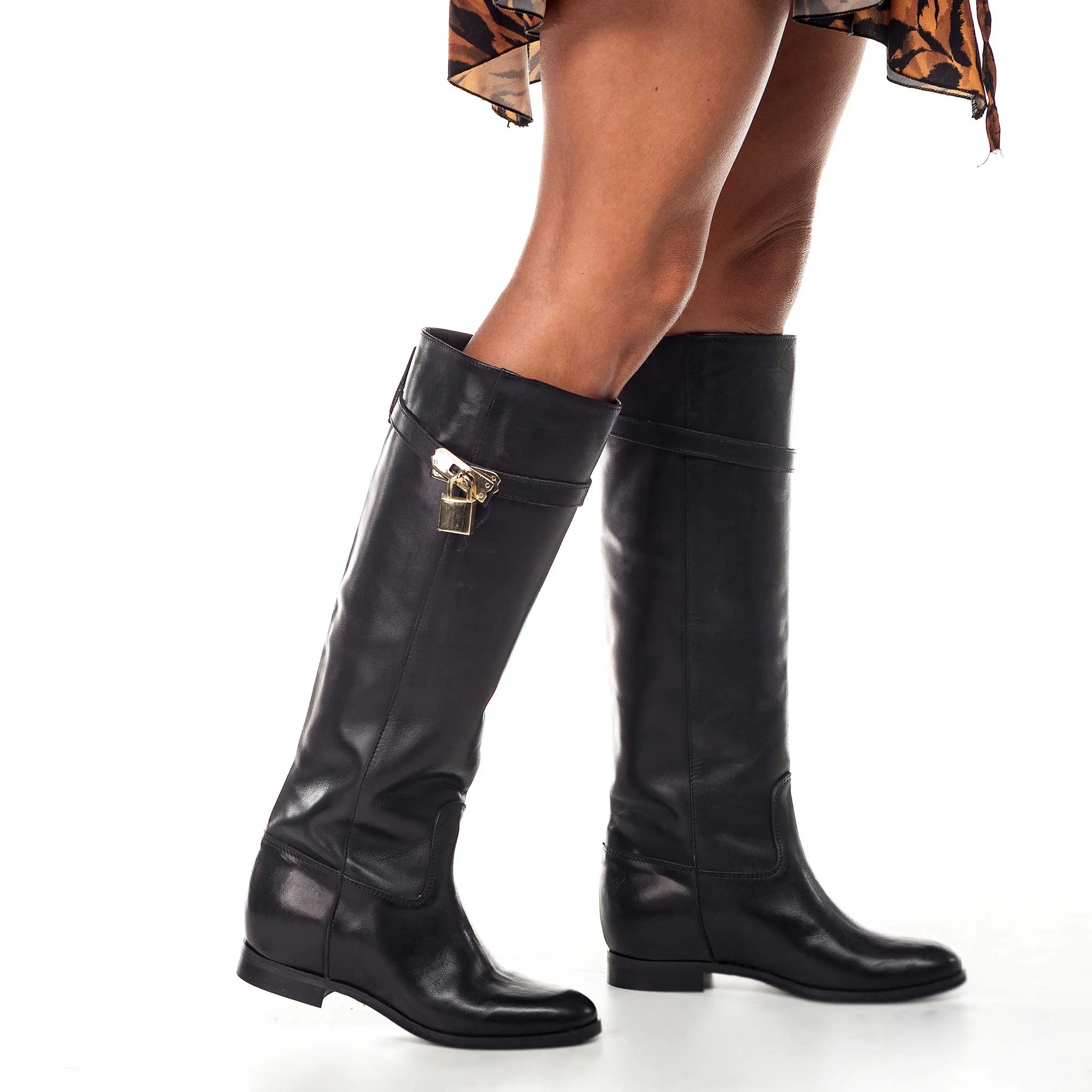 ELYZABETH - Stivale tubolare in Vera Pelle Nera con cinturino e accessorio dorato e rialzo interno