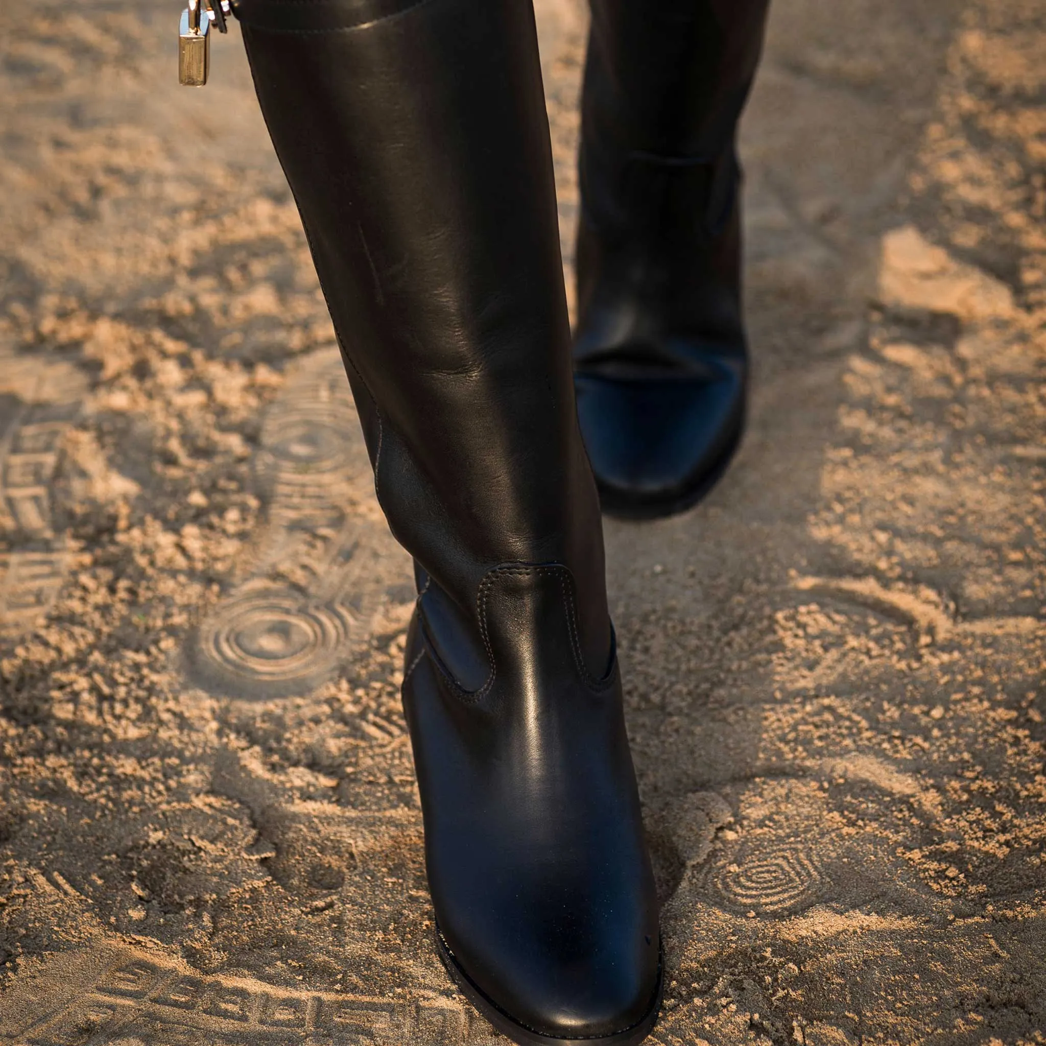 ELYZABETH - Stivale tubolare in Vera Pelle Nera con cinturino e accessorio dorato e rialzo interno