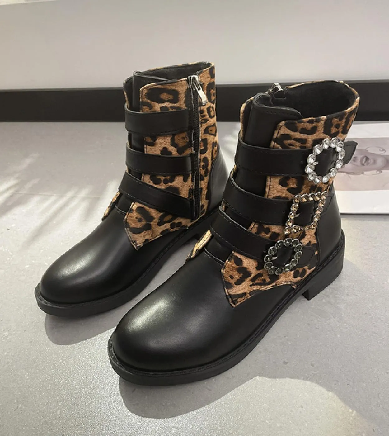Fashion Design Splendidi stivaletti con fibbia in cristallo Donna Nero Zip di alta qualità Tacchi bassi Scarpe da sposa Stivalet