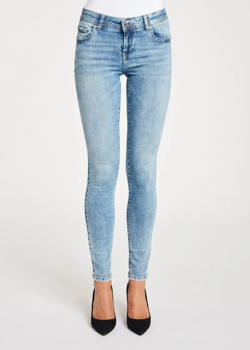 Jeans con carré arrotondato