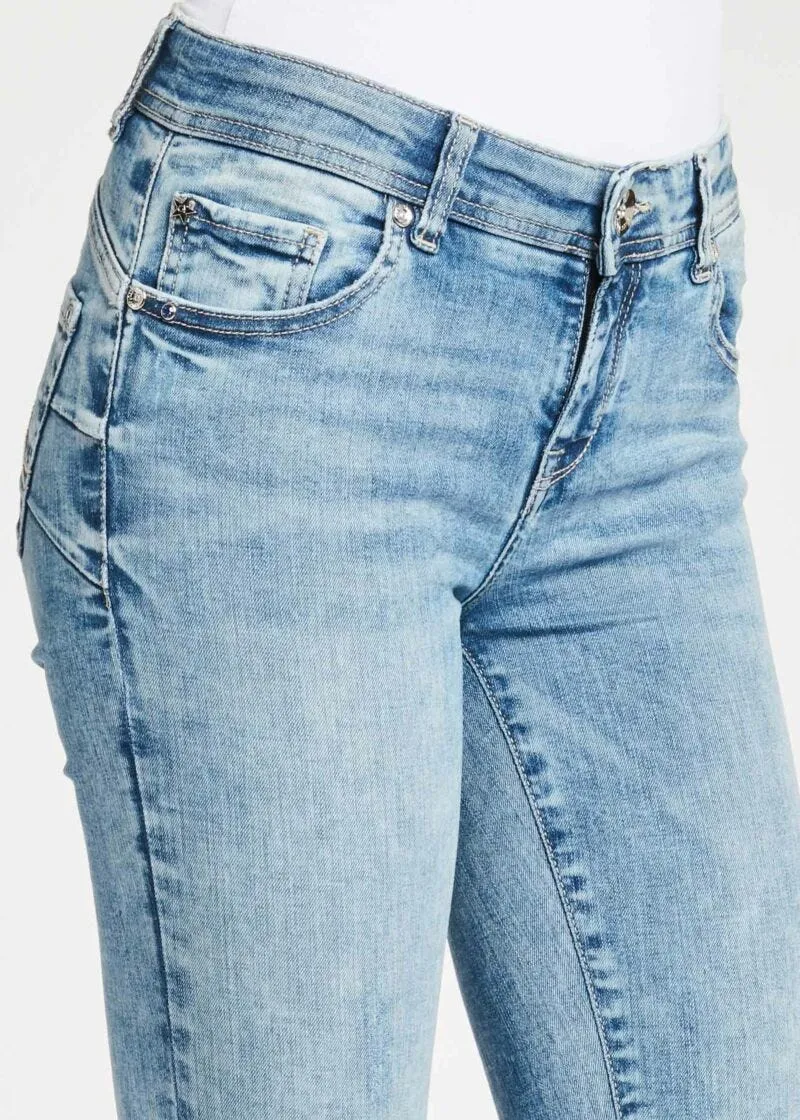 Jeans con carré arrotondato
