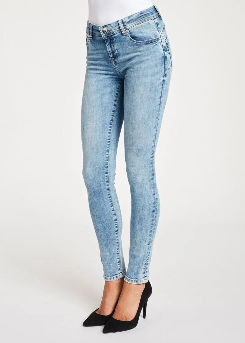 Jeans con carré arrotondato