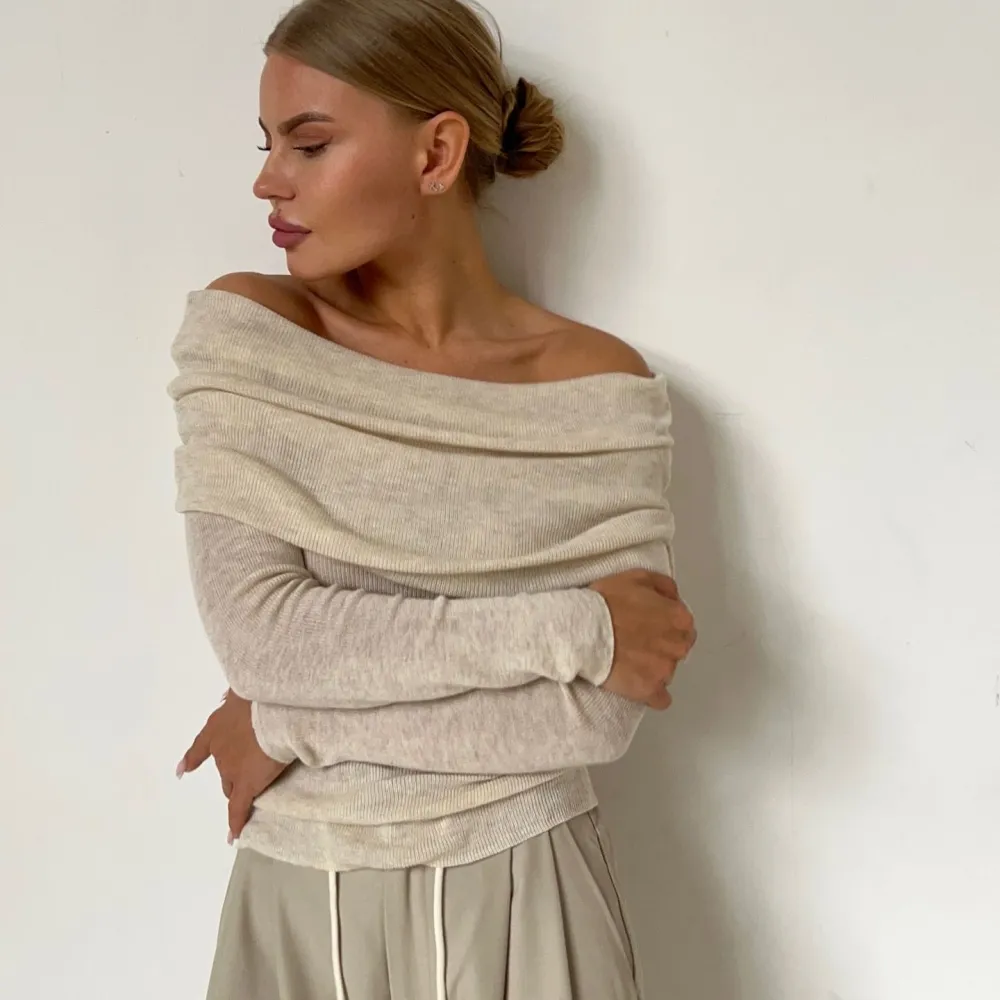 Maglione con spalle scoperte Europa e America 2024 Primavera femminile Slim Tinta unita Pullover Colletto a una linea Swe a mani