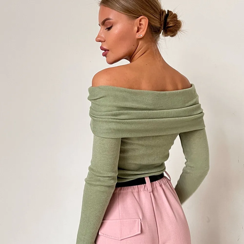 Maglione con spalle scoperte Europa e America 2024 Primavera femminile Slim Tinta unita Pullover Colletto a una linea Swe a mani