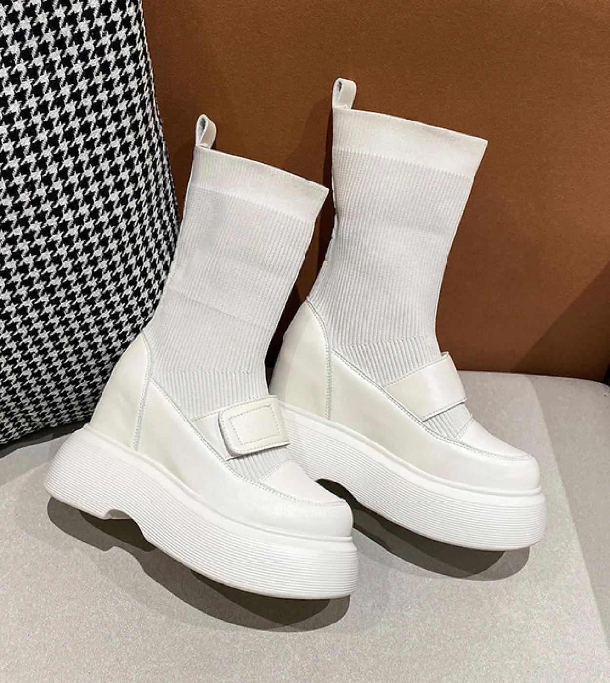 Moda 2022 Stivaletti moderni corti alla caviglia Autunno Inverno Scarpe con plateau femminili Casual Slip On Bling Shoes For Lad