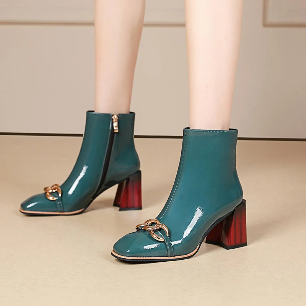 Stivaletti da donna Autunno Inverno Ufficio da donna Punta quadrata Tacchi alti spessi Pelle verniciata Catena di moda Scarpe da