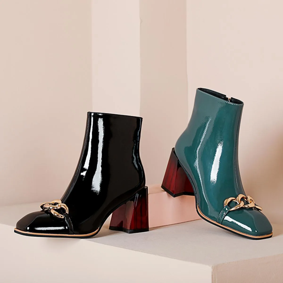 Stivaletti da donna Autunno Inverno Ufficio da donna Punta quadrata Tacchi alti spessi Pelle verniciata Catena di moda Scarpe da