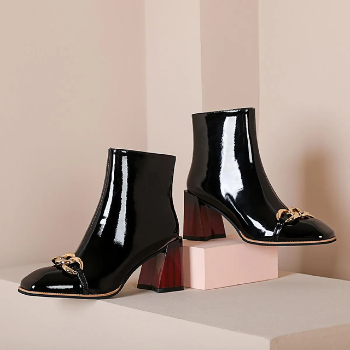 Stivaletti da donna Autunno Inverno Ufficio da donna Punta quadrata Tacchi alti spessi Pelle verniciata Catena di moda Scarpe da