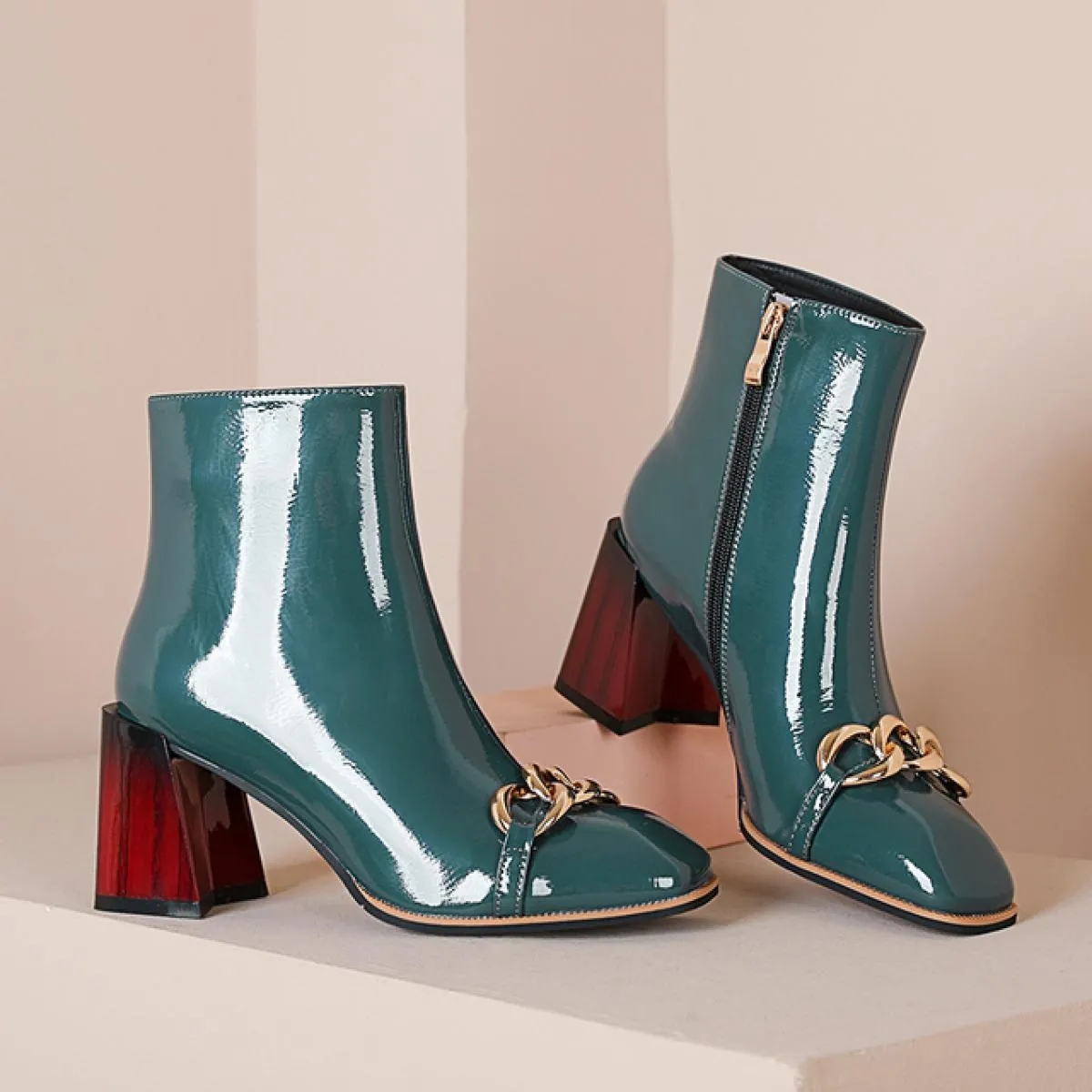 Stivaletti da donna Autunno Inverno Ufficio da donna Punta quadrata Tacchi alti spessi Pelle verniciata Catena di moda Scarpe da