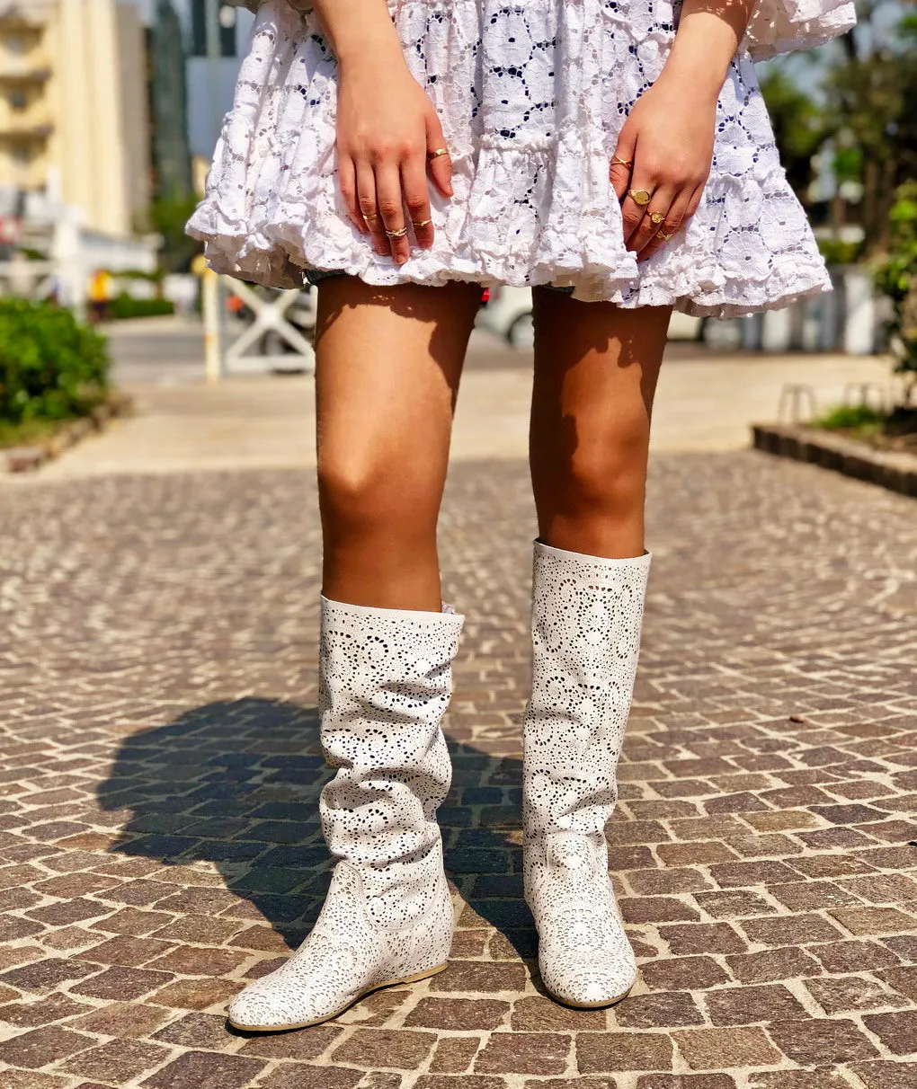 Stivali Traforati Stile Pizzo con Zeppa Interna in Pelle Bianca